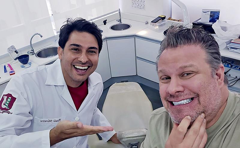 De sorriso novo, o fotógrafo Nelson Miranda faz parceria com o Dr. Paulo Moreira, responsável pelas lentes dental dos famosos