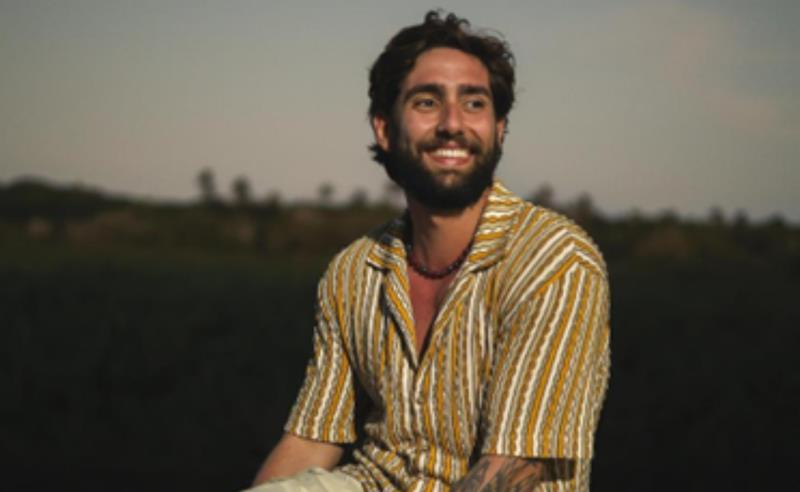 No clima da WSL, Pedro Perez estreia álbum com show que une surf, reggae e costa capixaba