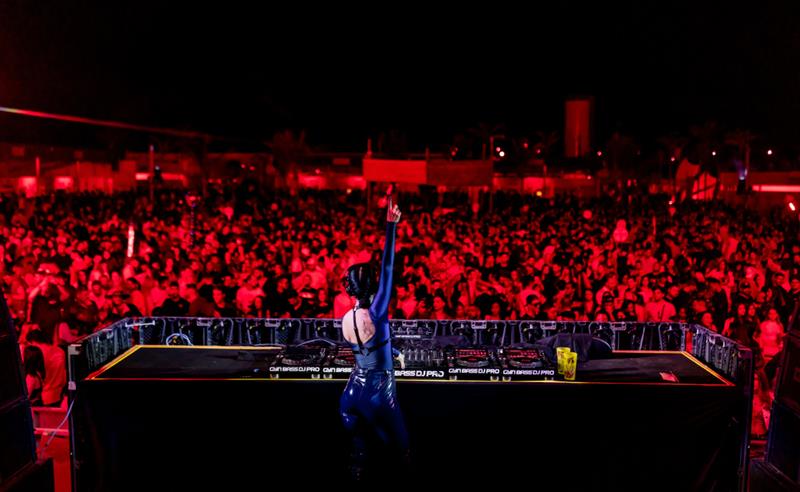 DJ Camila Jun, de Brasília, é uma das grandes atrações do Réveillon Maravilha, no Ceará