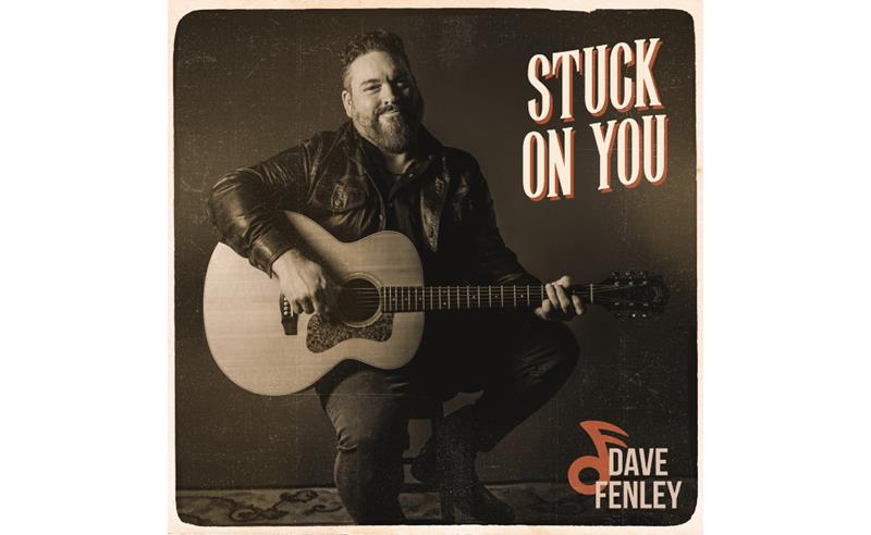 Artista de country soul Dave Fenley lança cover em banda completa de “Stuck On You”