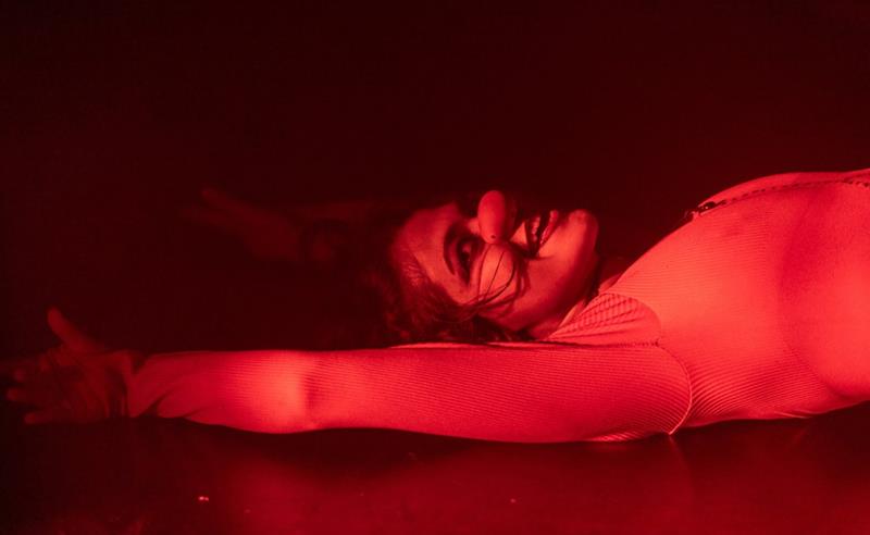 “A Queda”: tragicomédia sobre relações e resistência feminina estreia em curtíssima temporada em São Paulo