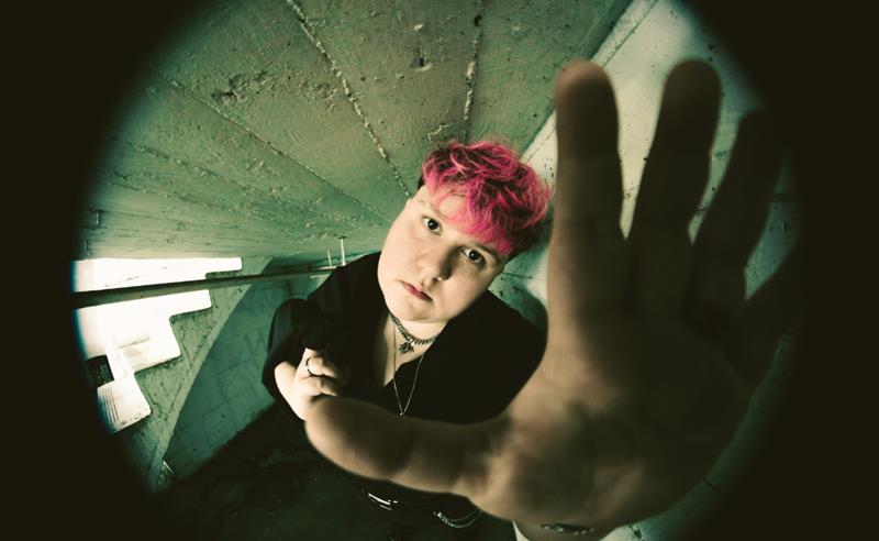 Pinknoise confronta ódio online, sobrevivência e resistência em novo EP, Flesh and Bone