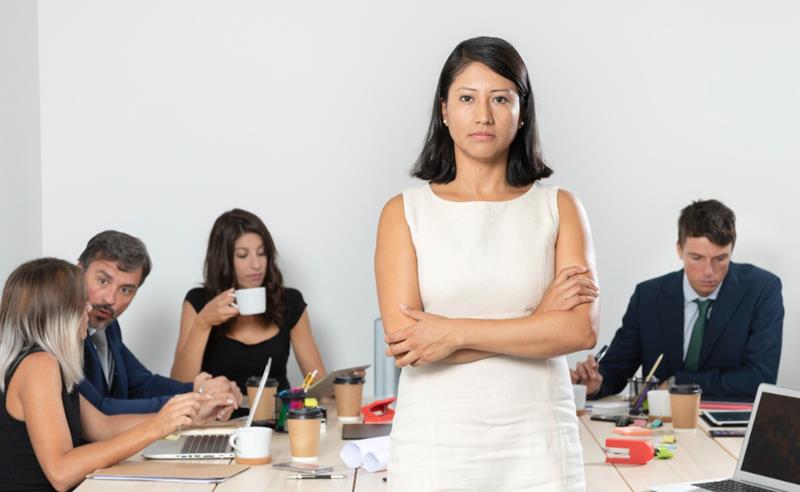 A crise da liderança feminina não é falta de competência — é excesso de sobrevivência