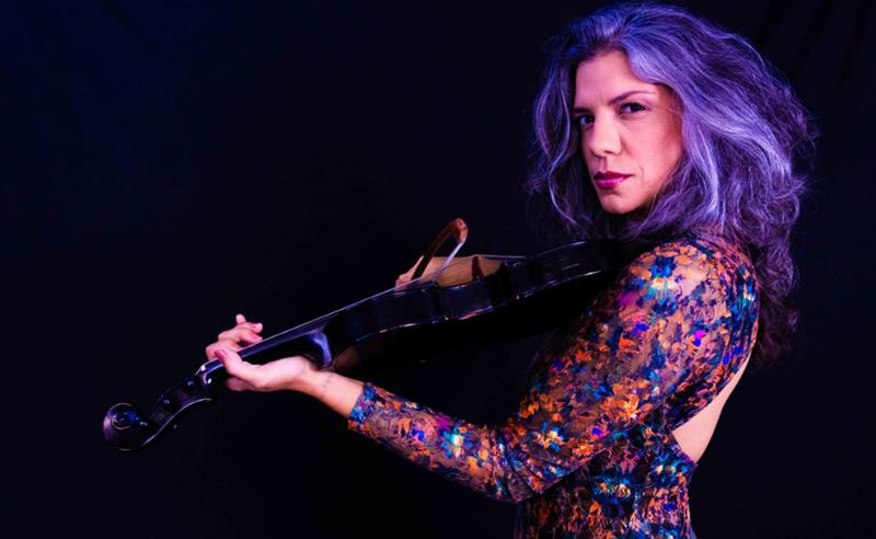 Maísa Arantes celebra 20 anos de carreira com show no RJ do seu novo álbum, “Baile da Maisinha”