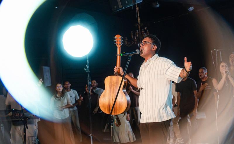 José Wellington lança o EP “Vãs Paixões” e os vídeos da faixa-título e de “Espontâneo Vem Marcar”