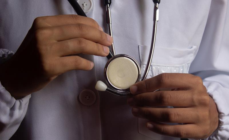 Por que médicos, mesmo ganhando bem, chegam despreparados financeiramente