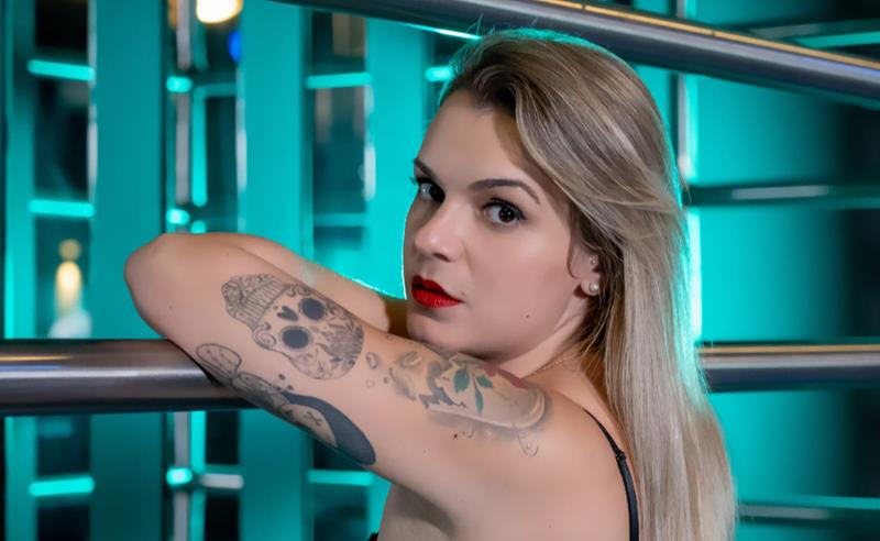 Em sua melhor fase, Sereya estreia como Pimentinha da revista Sexy