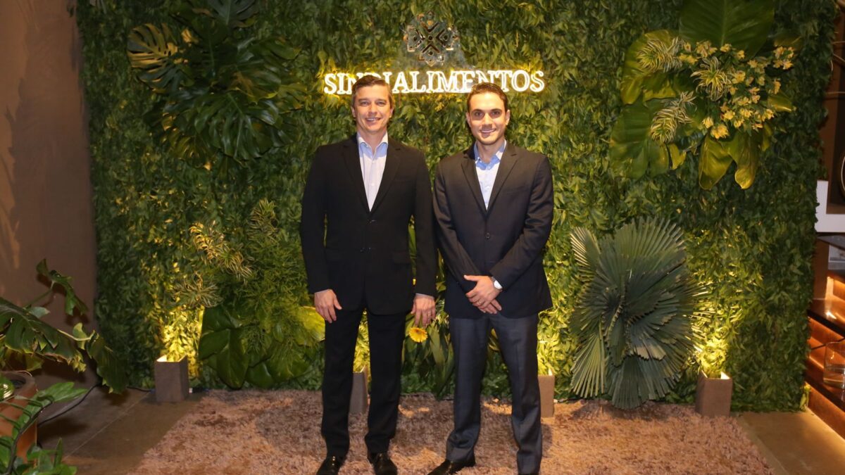Sindialimentos celebra 50 anos com sessão solene e homenagens a lideranças e empresas na Alece