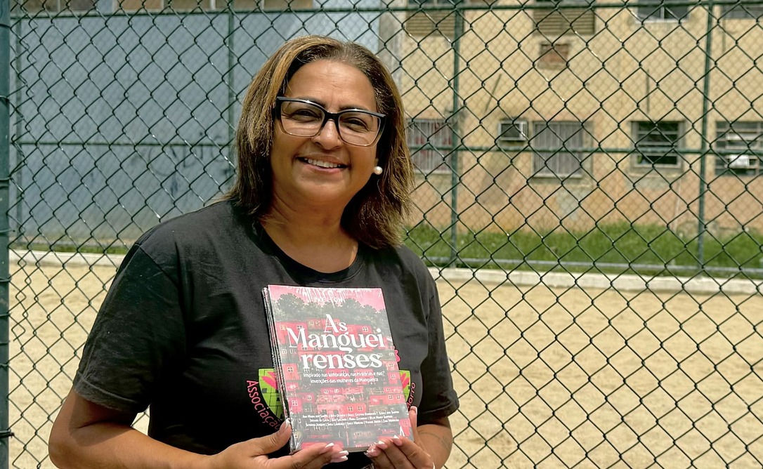 Livro escrito a partir de relatos de mulheres do Morro da Mangueira é lançado em evento na quadra da Estação Primeira
