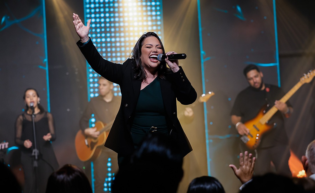 Cindy Tápia estreia na música pela Todah Music Experience Live e apresenta o single “Ele é Grande”