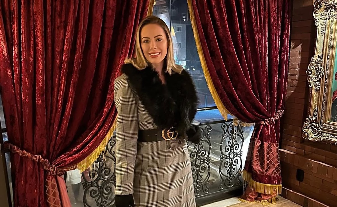 Rejane Pauletti destaca o poder dos espelhos e detalhes arquitetônicos na decoração de alto padrão e luxo